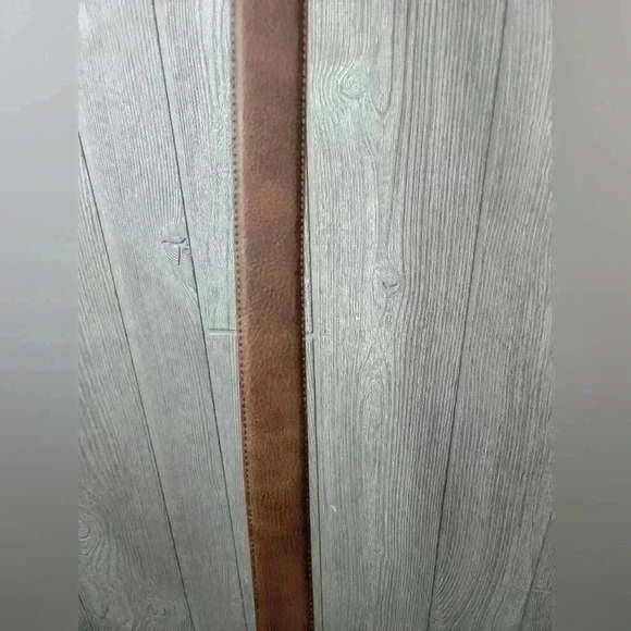 Brown & black belt in one. Metal buckle twist to change belt color preference - Picture 2 of 11